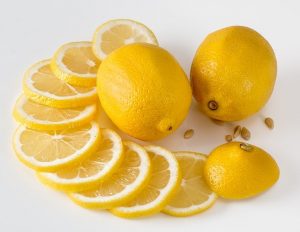 Cikla i limun protiv masnoće u krvi. Na slici je limun narezan na ploškice i dva cijela limuna.